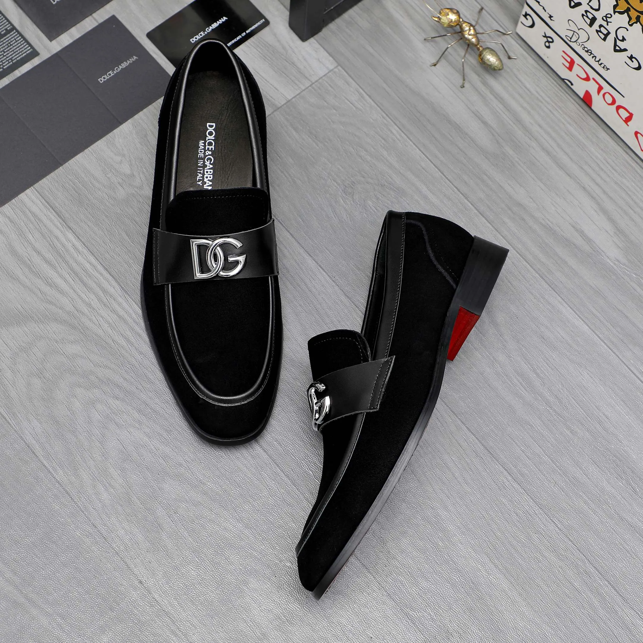 Men's shoes 💰500 Product trademark: DG (Dolce & Gabbana) business casual leather shoes Regular size: 38-45 (45 is custom-made and non-returnable) Product materials: Selected frosted cowhide upper, cowhide lining, original outsole